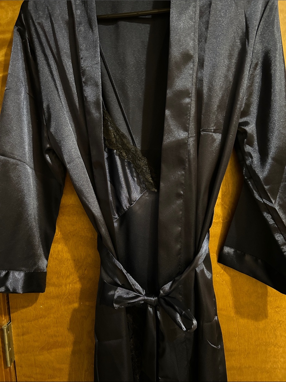 Satin Lace-Trim Gown & Robe - Navy w/Black Accents - Excellent Condition